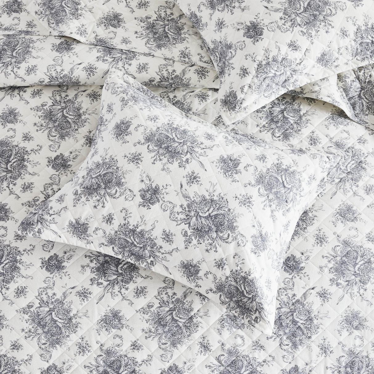 Petit Toile Cotton Flannel Quilt Set