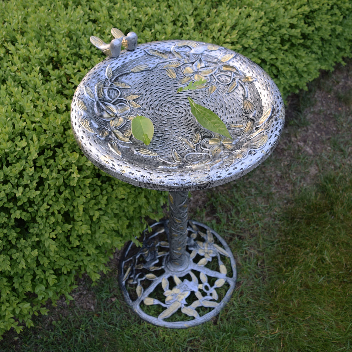Round Cast Aluminum Metal 32-in Bird Bath with Hummingbirds