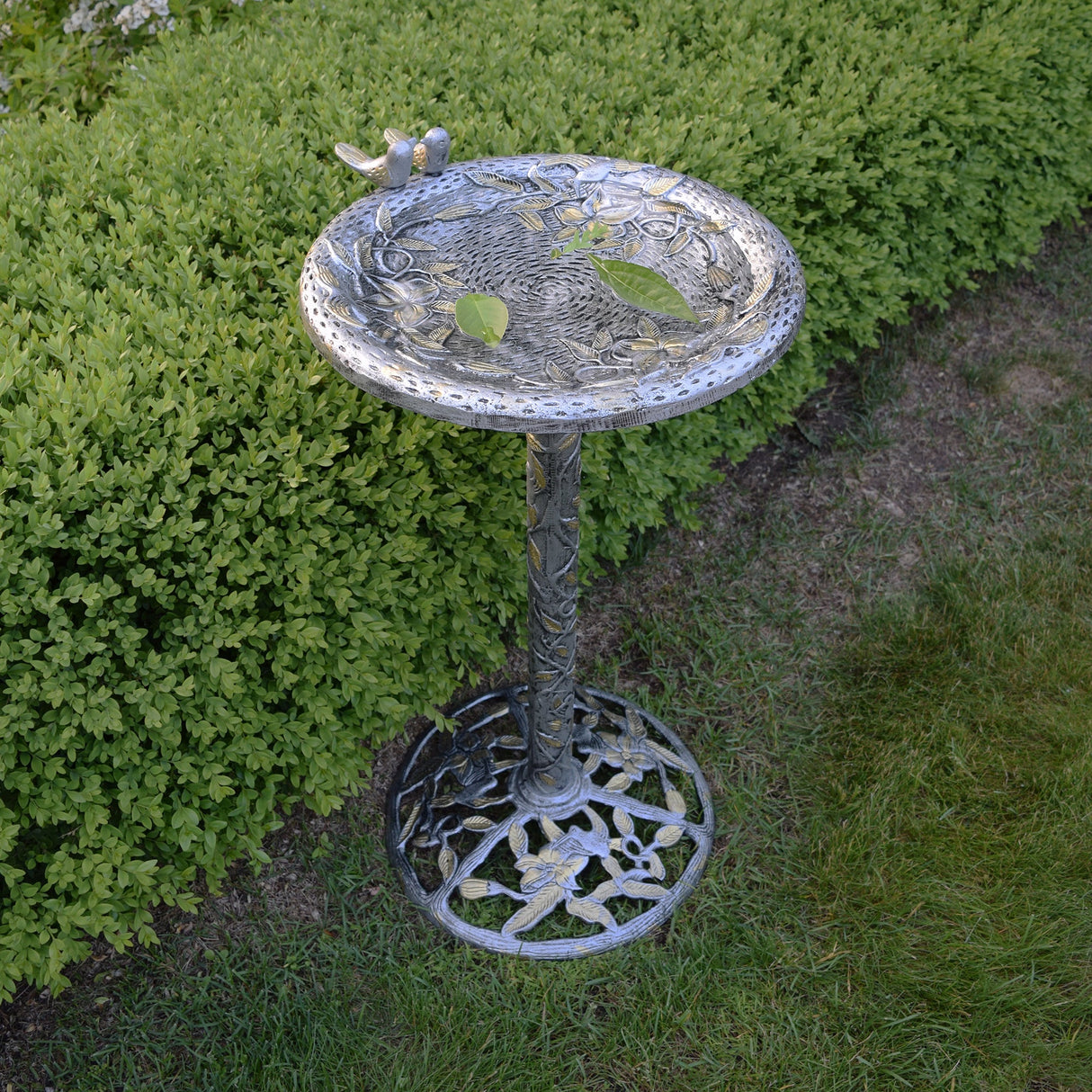 Round Cast Aluminum Metal 32-in Bird Bath with Hummingbirds