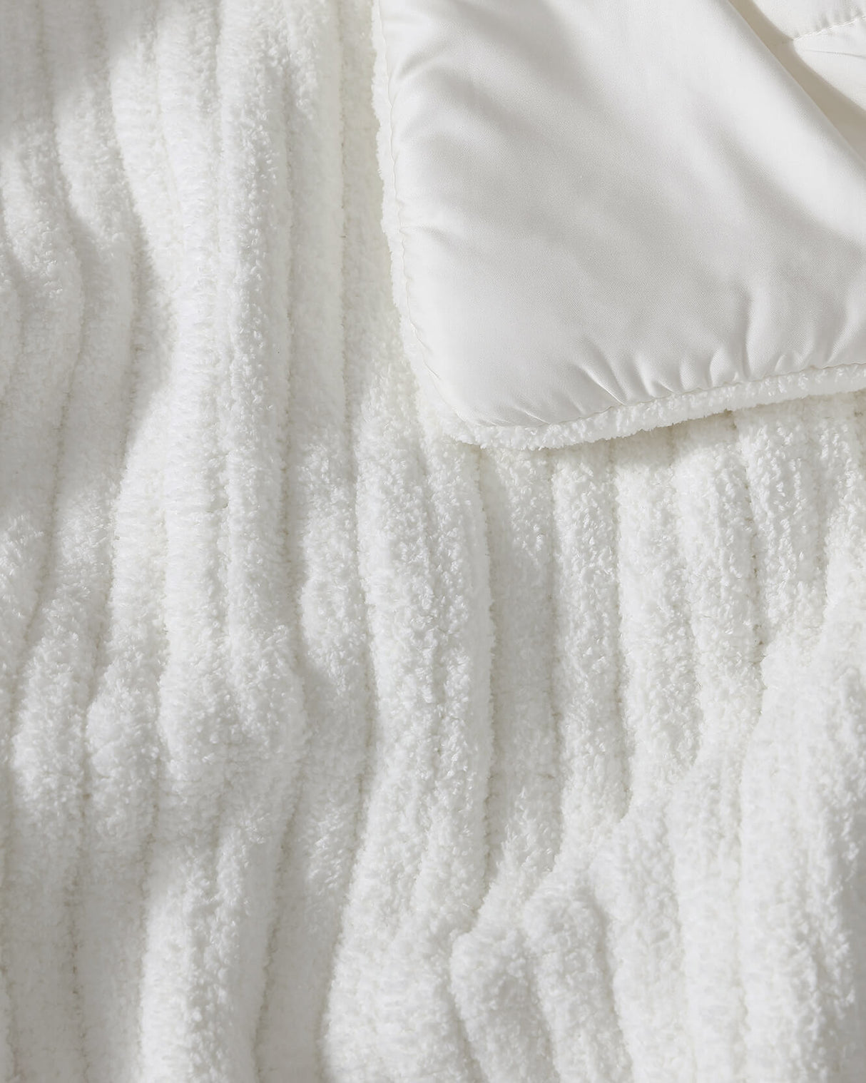 Snug Piped Comforter