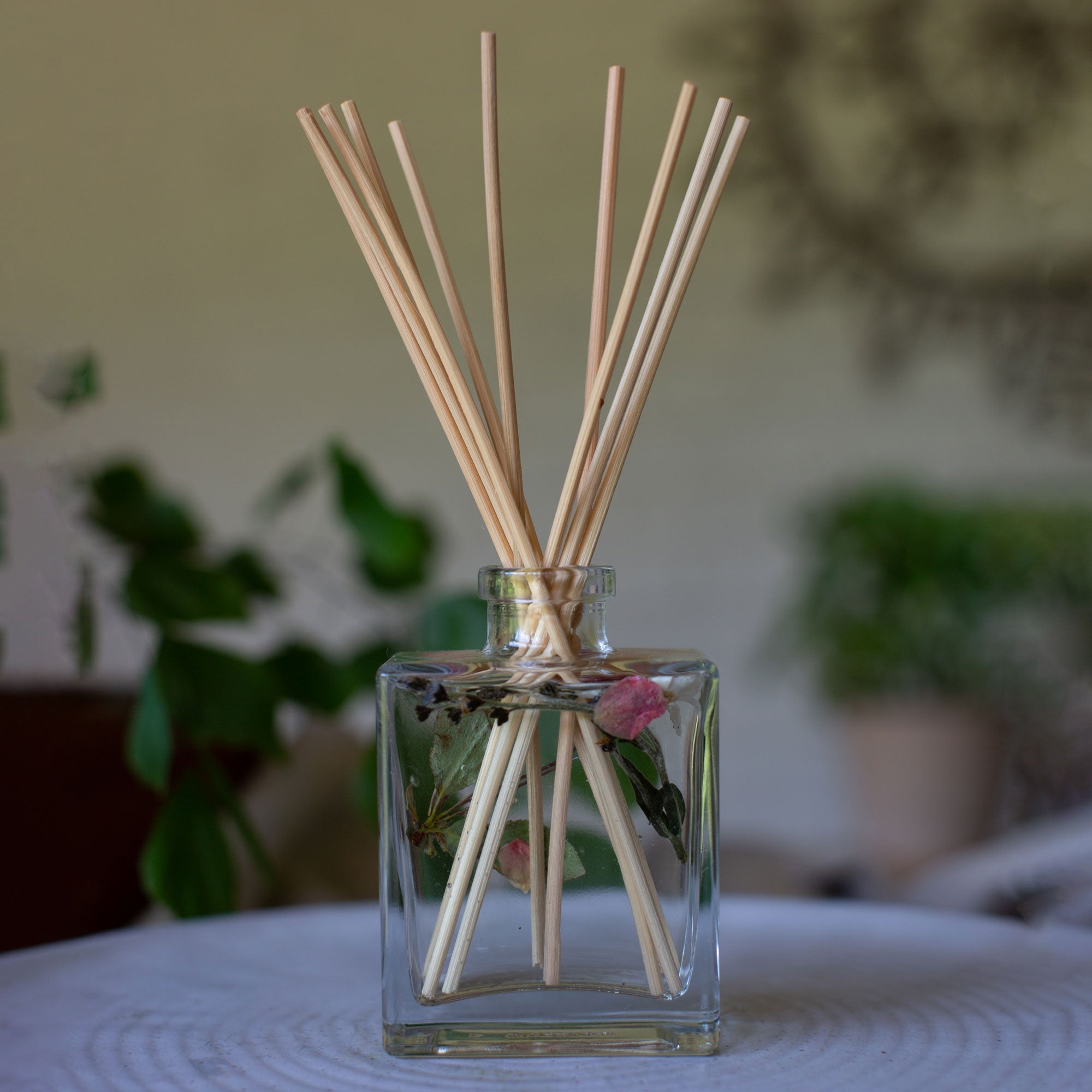 Rosy Rings Accent Botanical Reed Diffuser - Thumbnail 5