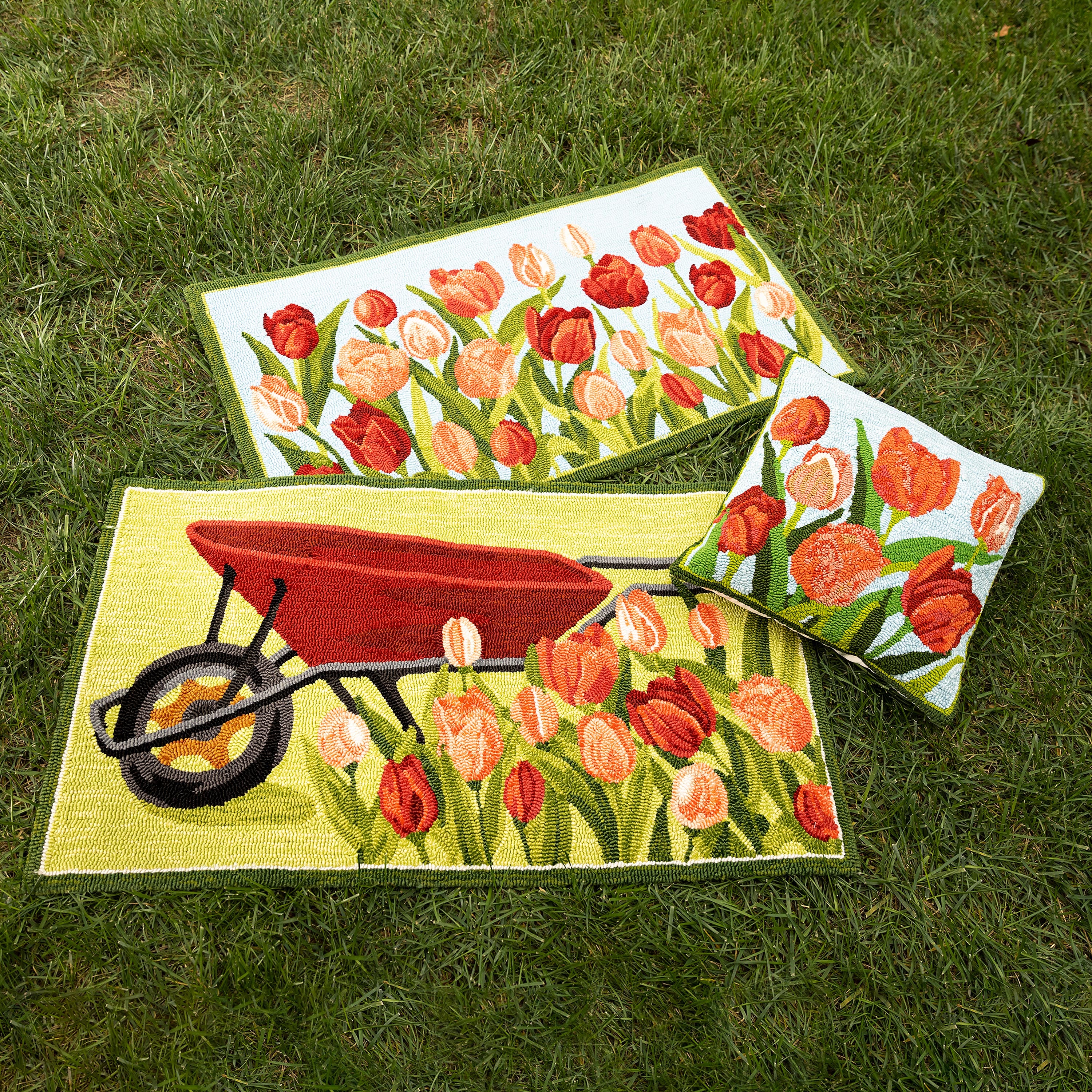 Indoor/Outdoor Pink Tulips Hooked Polypropylene Accent Rug – Plow