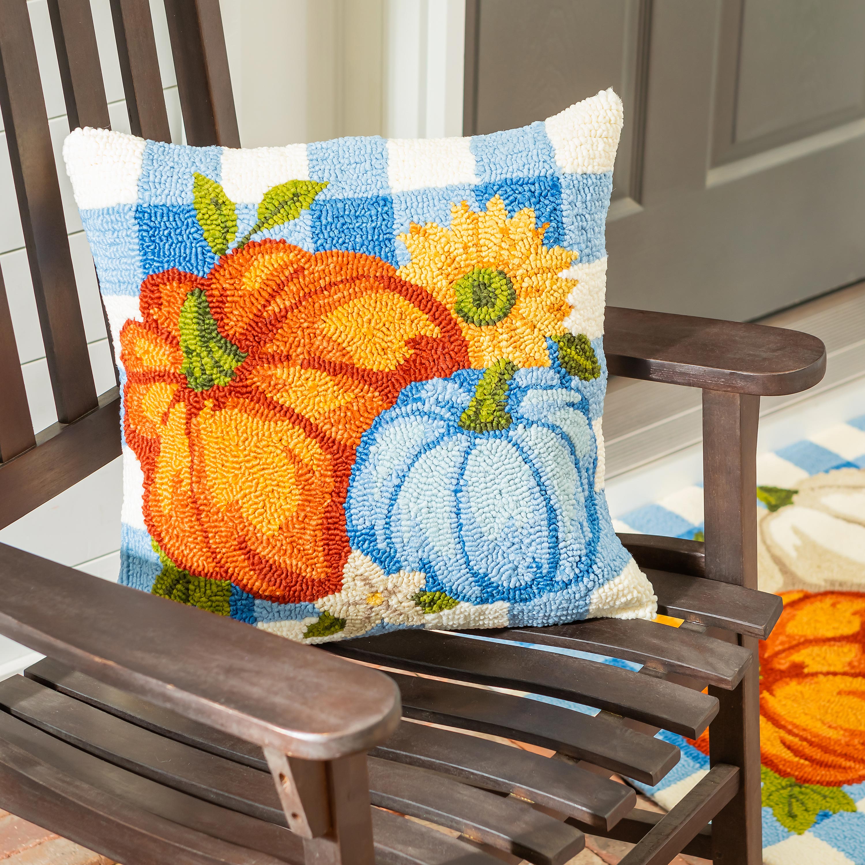 Indoor/Outdoor Pumpkin Patch Hooked Polypropylene Throw Pillow 18