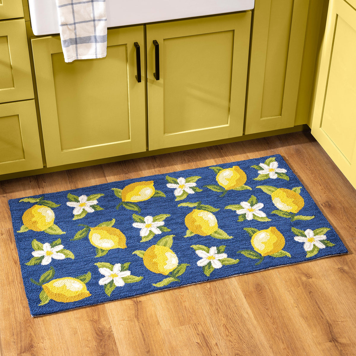 Indoor/Outdoor Hooked Polypropylene Lemon Blossoms Accent Rug 24