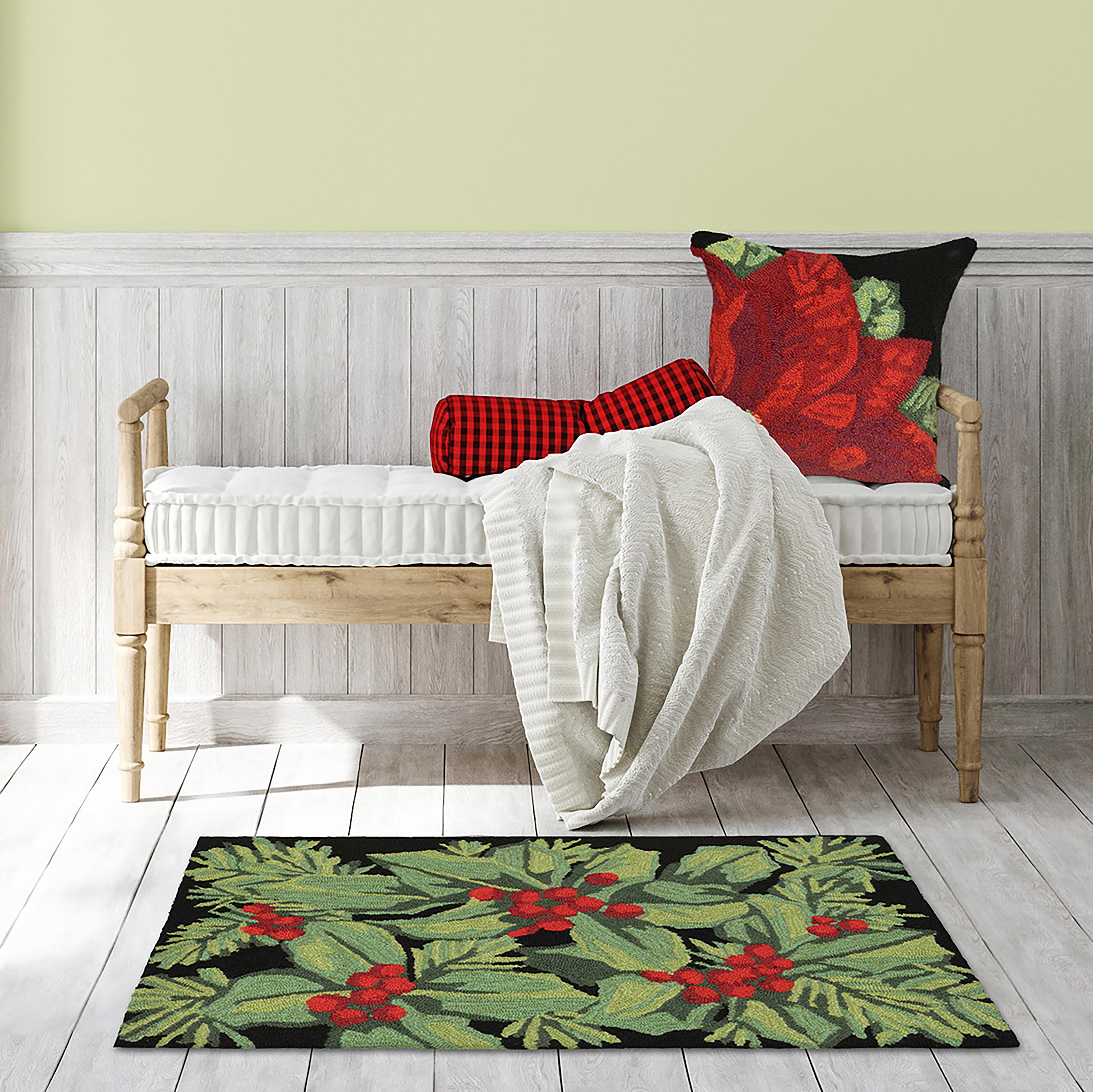 Indoor/Outdoor Hand-Hooked Holly Berry Accent Rug, 20