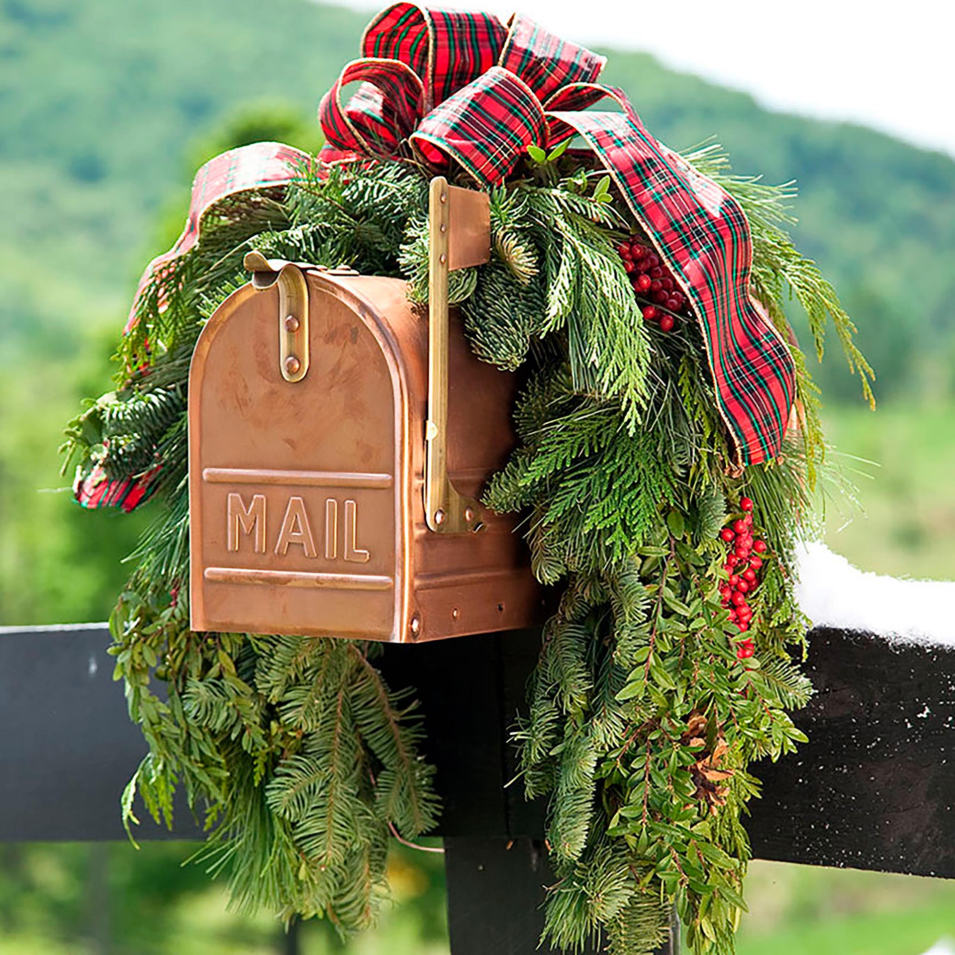 Outdoor Holiday Mailbox Swag
