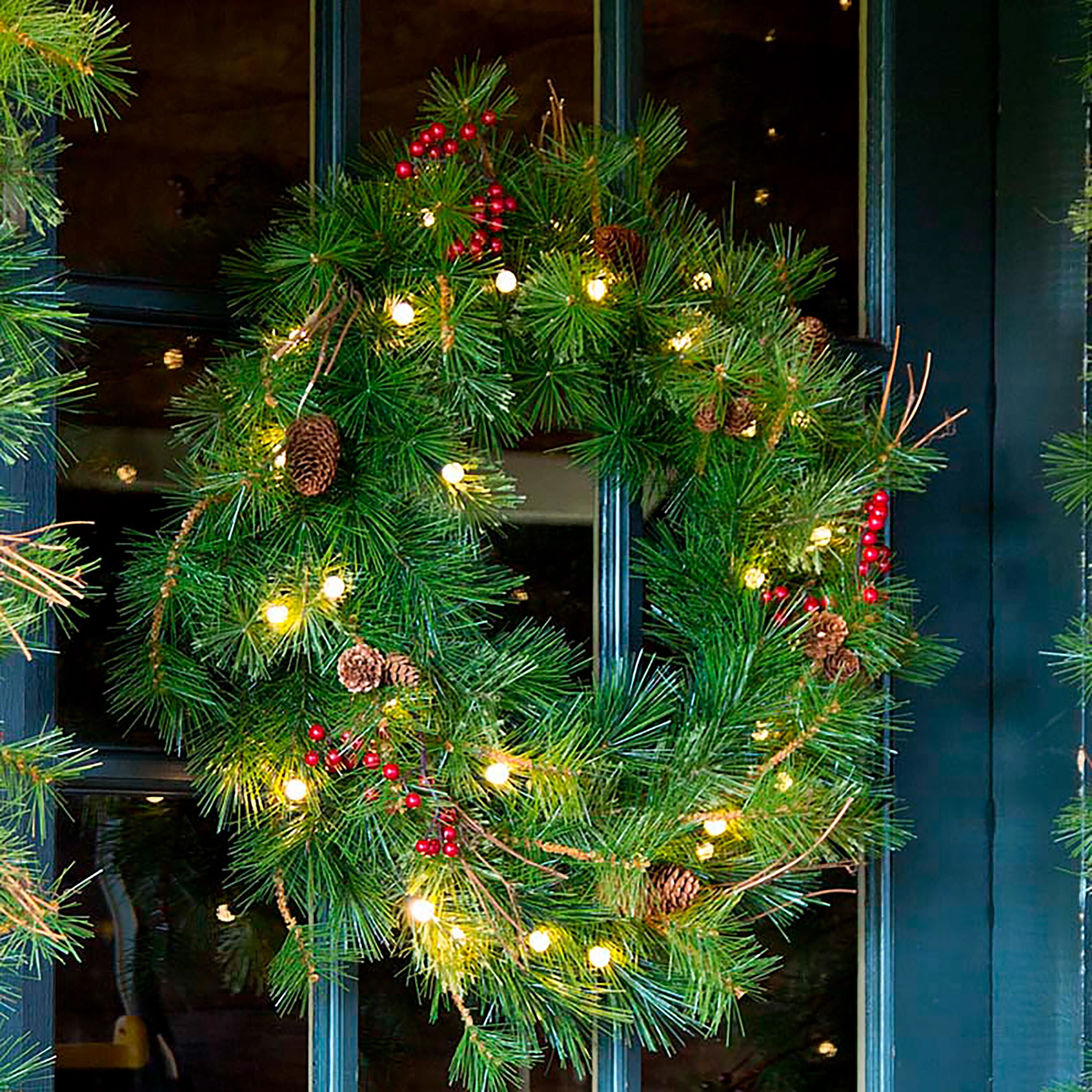 Indoor/Outdoor Blue Ridge Wreath with Battery-Operated Dual