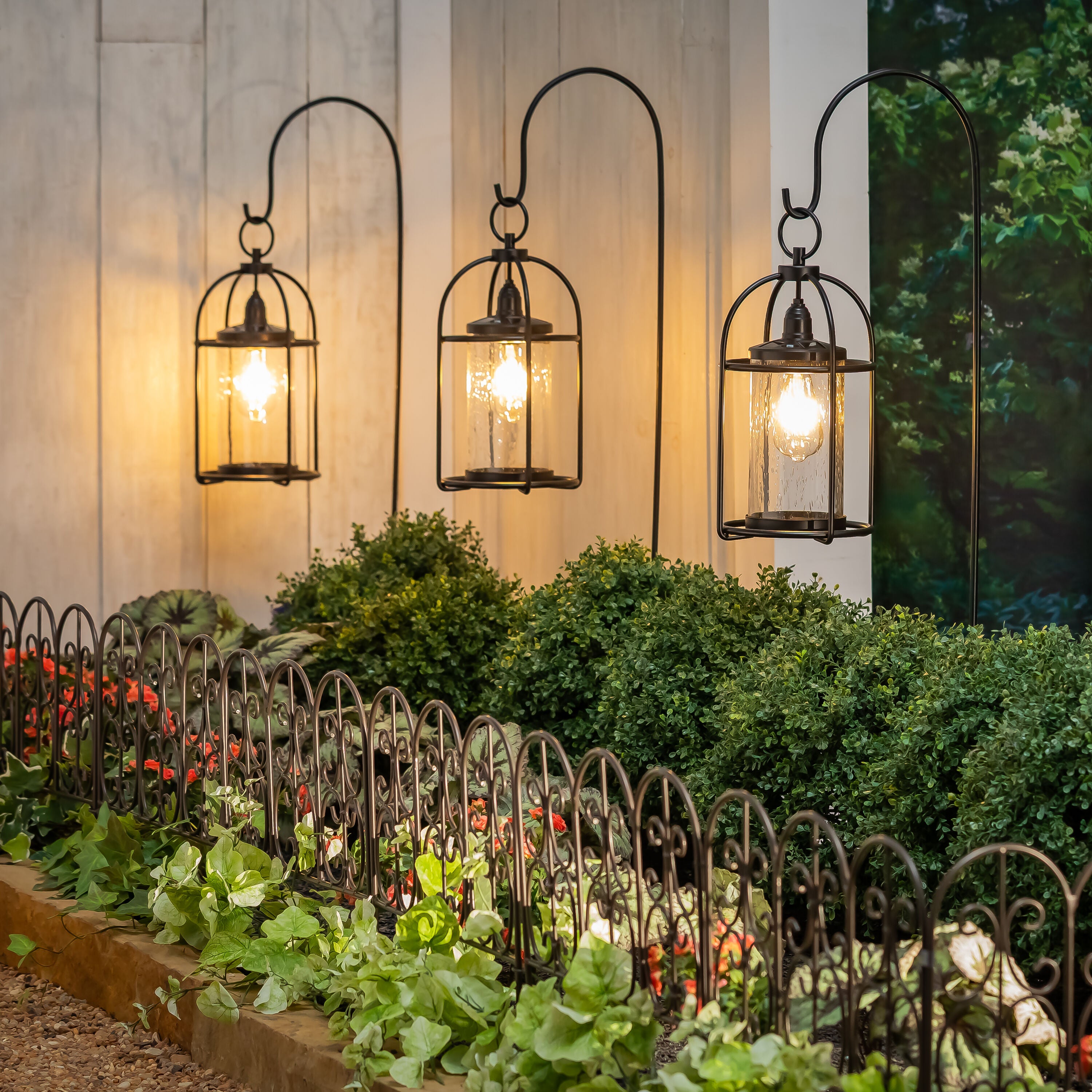 Solar Metal and Bubble Glass Edison Lantern – Plow & Hearth