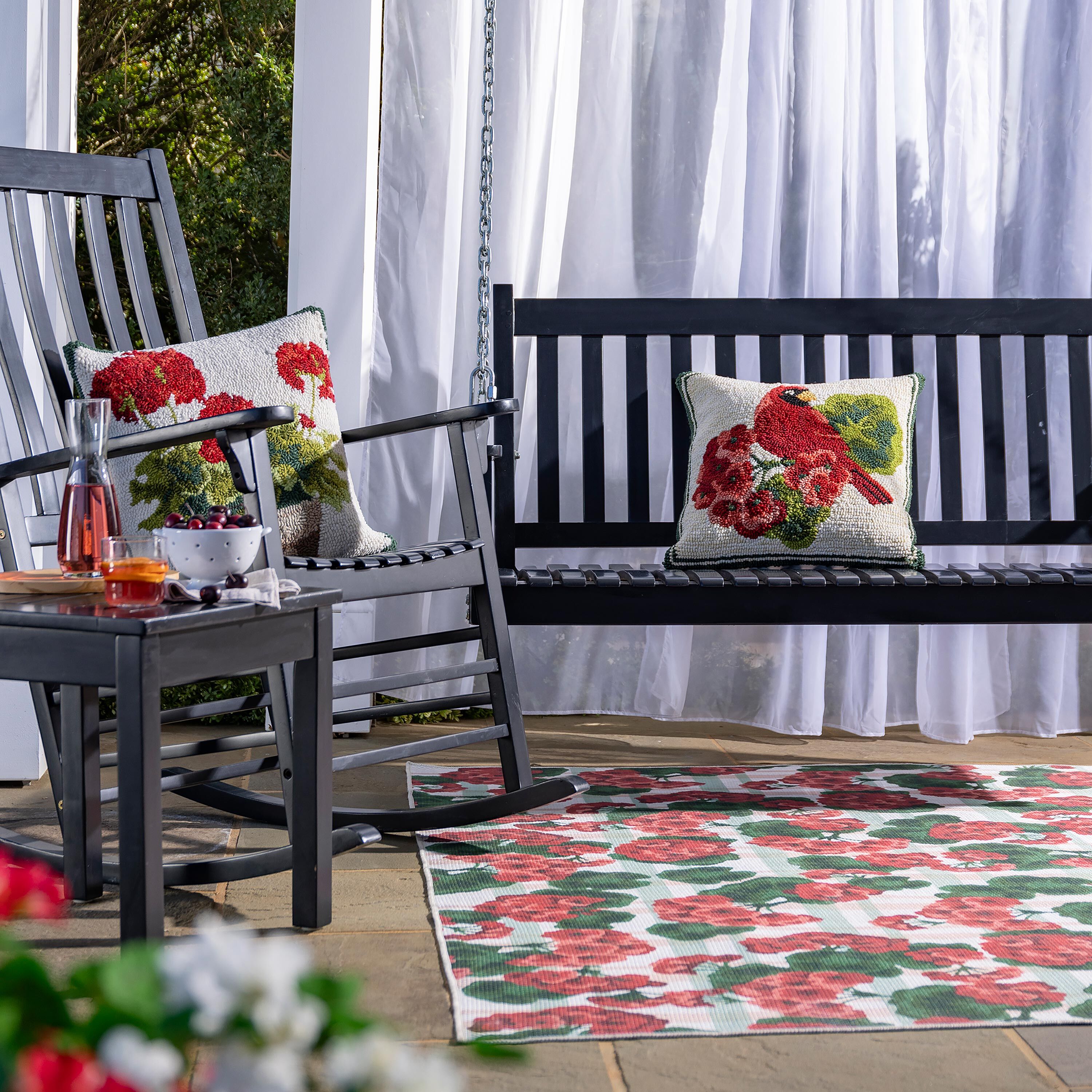 Indoor/Outdoor Cardinal/Geranium Hooked Polypropylene Throw Pillow