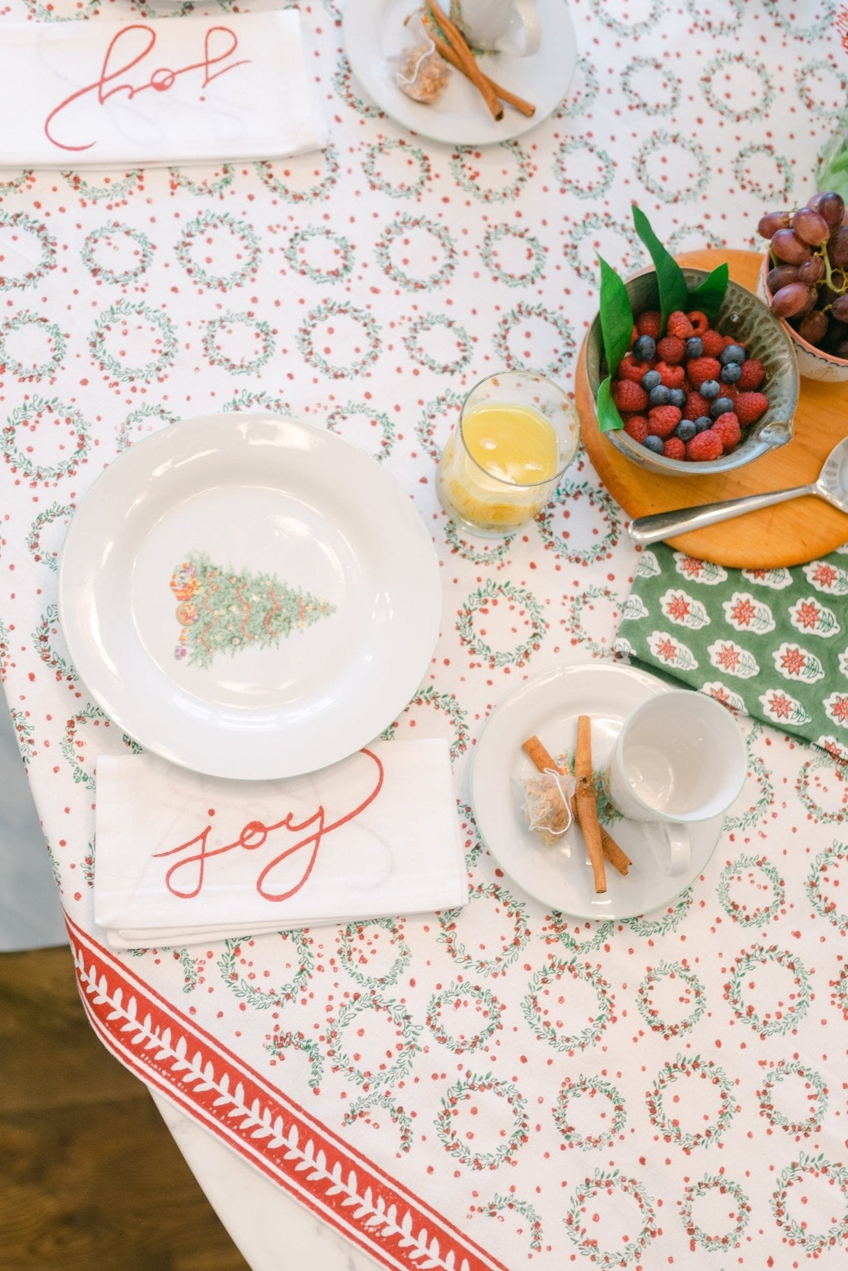 Table Throw - Wreath, Evergreen & Red