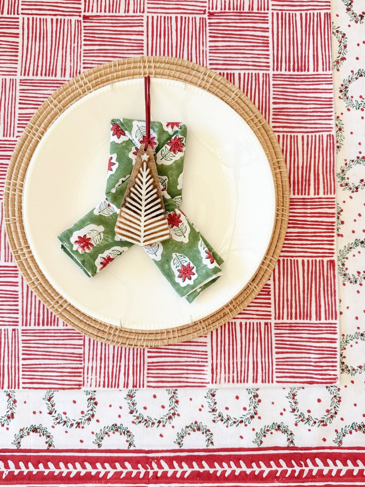 Table Throw - Wreath, Evergreen & Red
