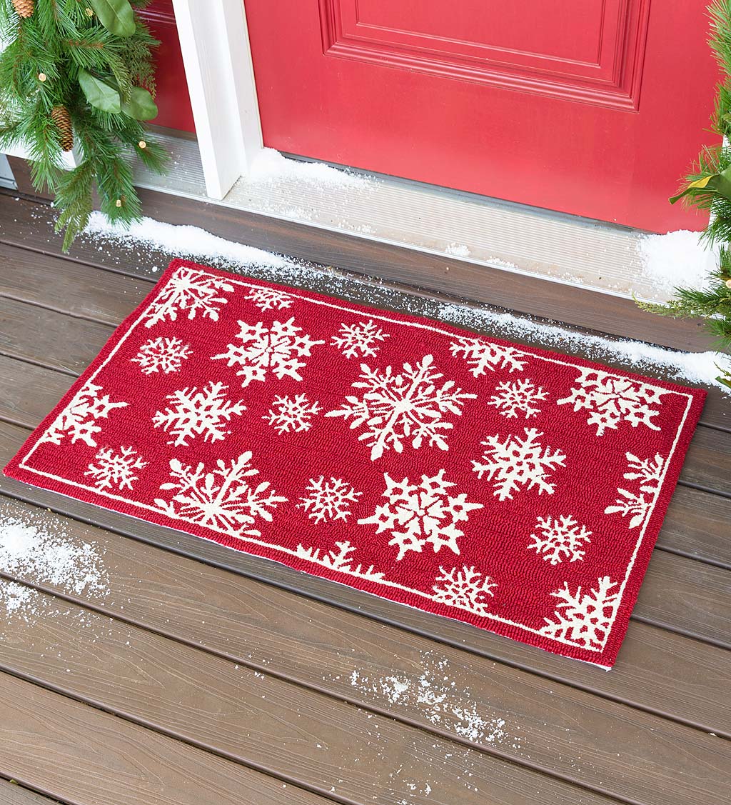 Indoor/Outdoor Snowflakes Holiday Hooked Accent Rug | Plow & Hearth